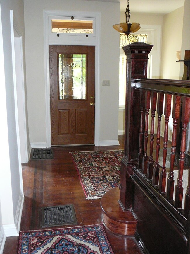 Foyer - 203 S Evaline St