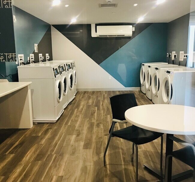 Building Photo - 466 River St