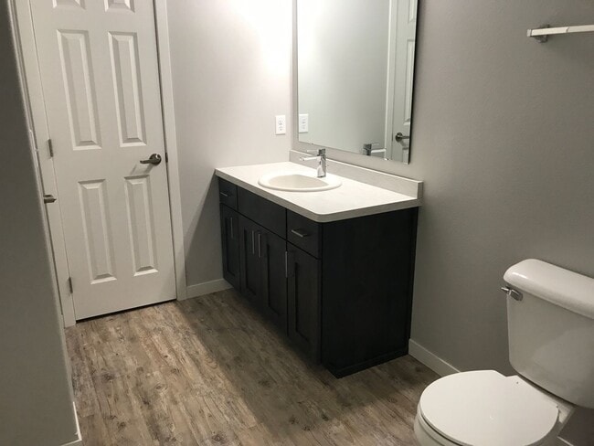 Building Photo - 3 Bed 2 Bath Twinhome
