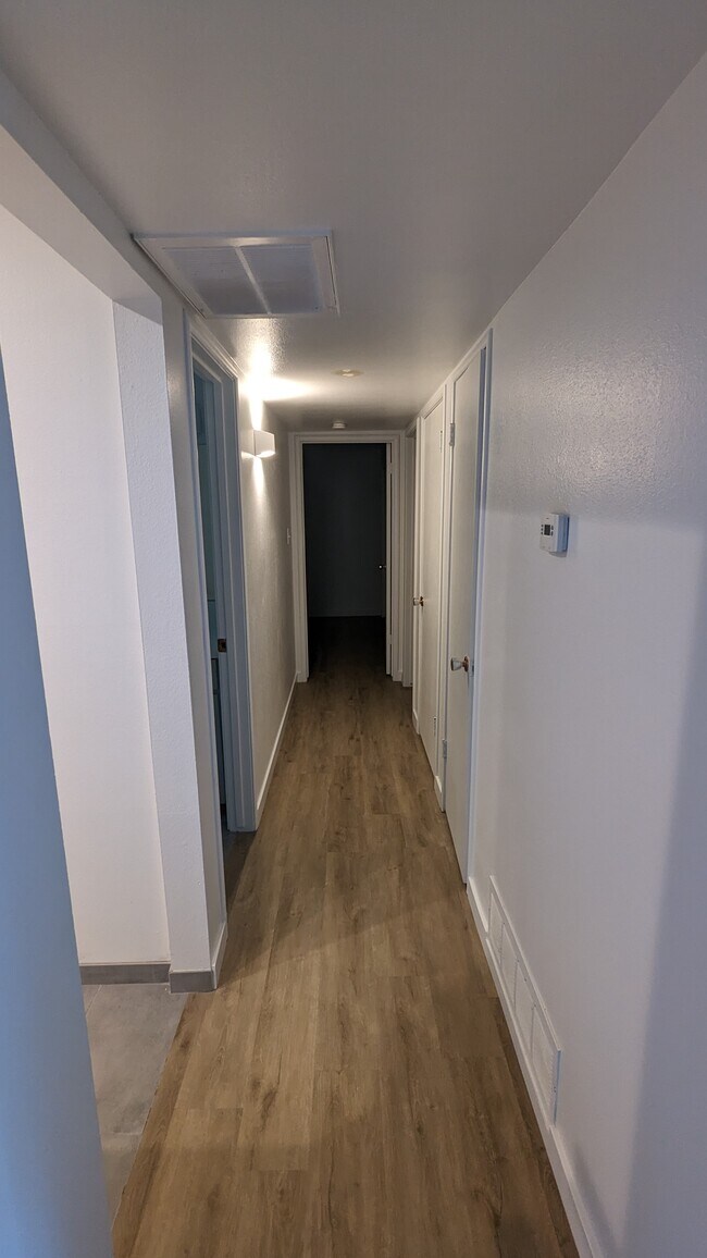 Building Photo - 533 W Tulare Ave