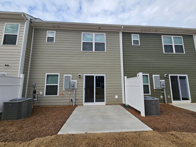 Foto del edificio - Brand New Townhome in great Concord community