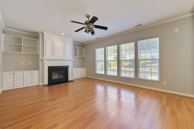 Foto del edificio - APPLICATION RECEIVED!!! Stunning 4-Bedroom...