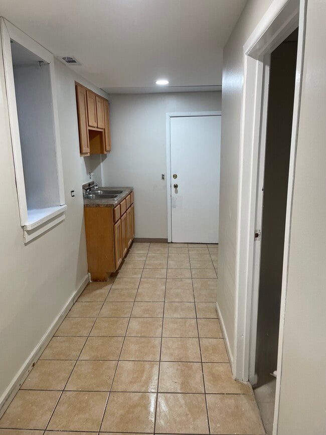 Kitchen - 4253 N Sawyer Ave