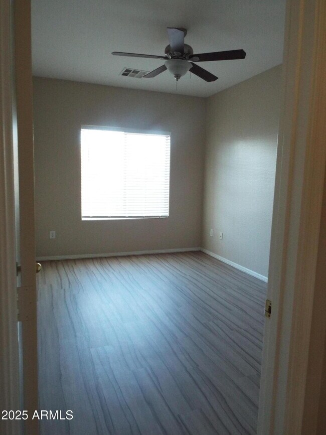 Foto del edificio - 24002 W Lasso Ln