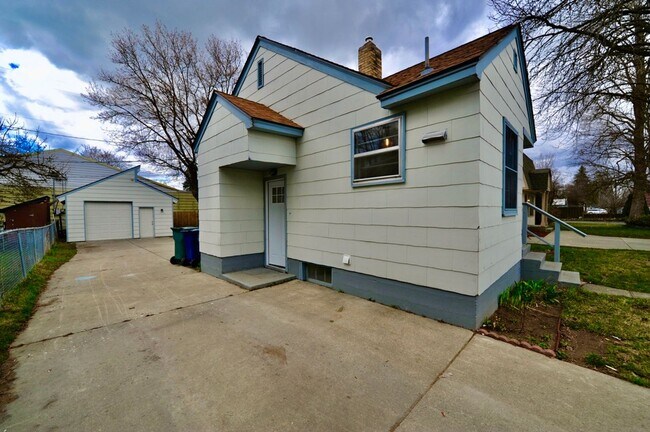 Building Photo - Downtown 3 bed 2 bath, New Remodel with 2n...