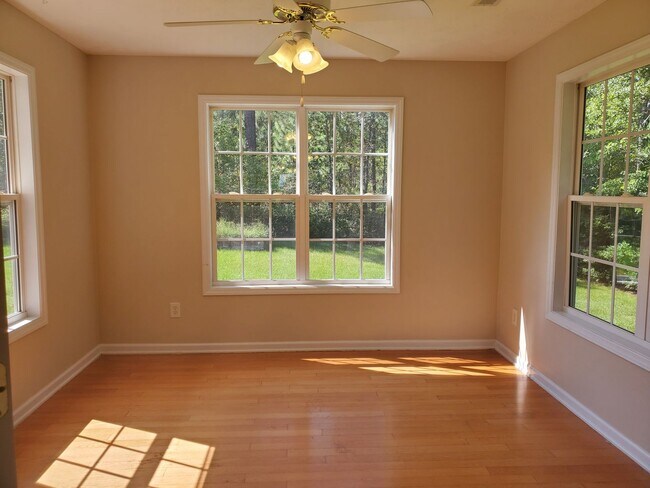 Foto del edificio - Charming 2 Story Home with Sun-Room!