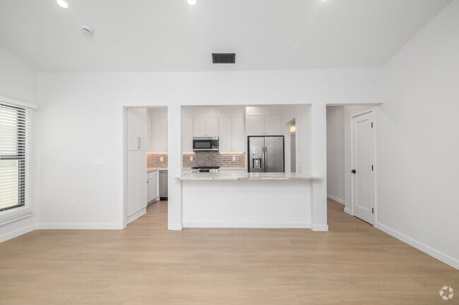 1BR, 1BA - 750SF - Kitchen - 9940 Robbins Dr