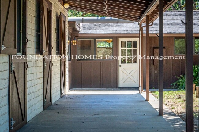 Foto del edificio - Charming 2BD/2BA Converted Stable in Seren...