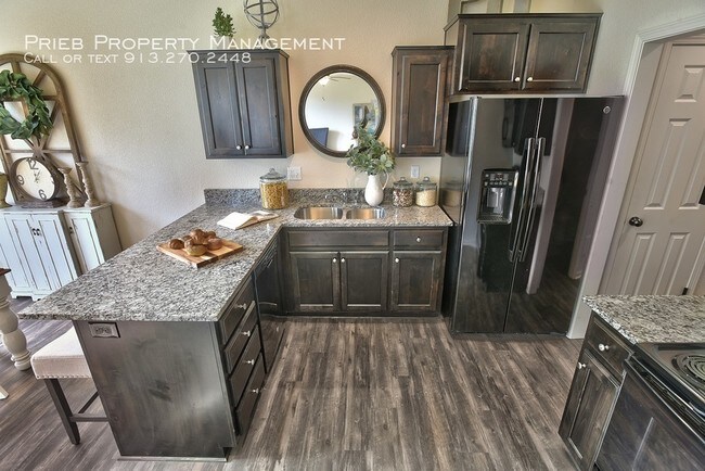 Building Photo - Reserve Townhome - MOVE IN SPECIAL