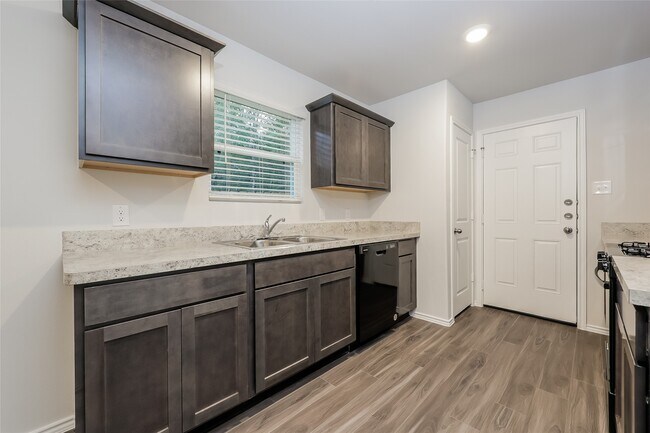 Foto del edificio - 22332 Merlin St