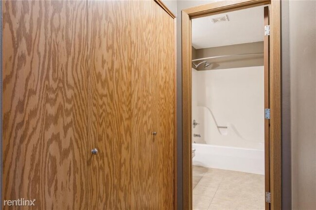 Building Photo - 2 br, 2 bath Condo - 3507 E Ave NW D Unit D