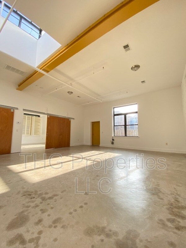 Building Photo - 580 Forest St