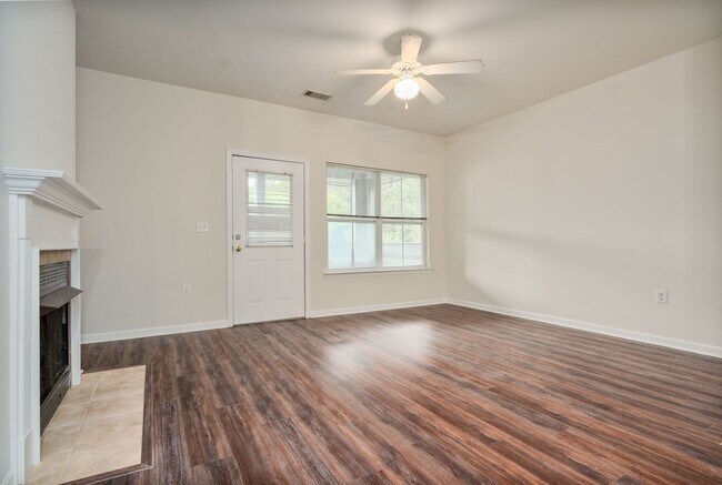 Building Photo - Cozy Lakeside Living in Moncks Corner!