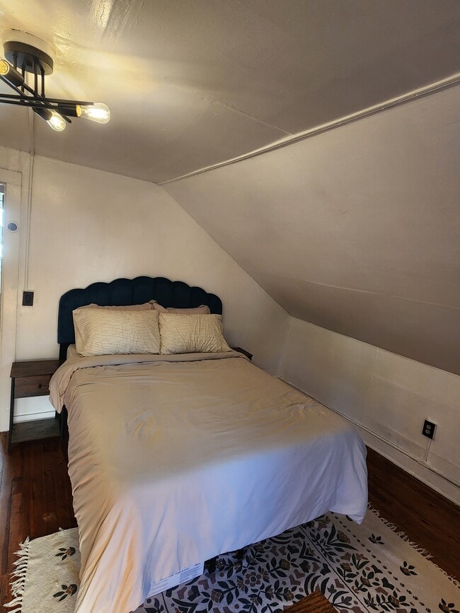 Bedroom - 409 Saint Paul St