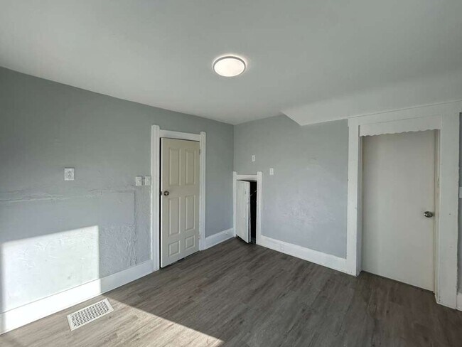 Foto del edificio - Spacious Corner-Lot Opportunity in Lorain!