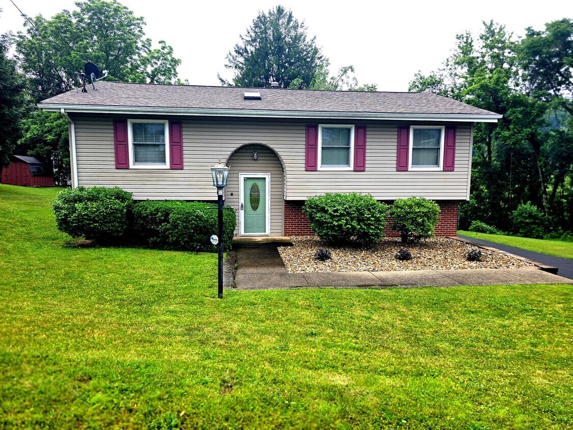 Beautiful Split Entry - 3 Bedroom 2 Bathro... - Beautiful Split Entry - 3 Bedroom 2 Bathro...