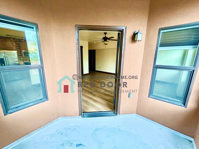 Building Photo - Stunning Downtown Condo with Style and Com...