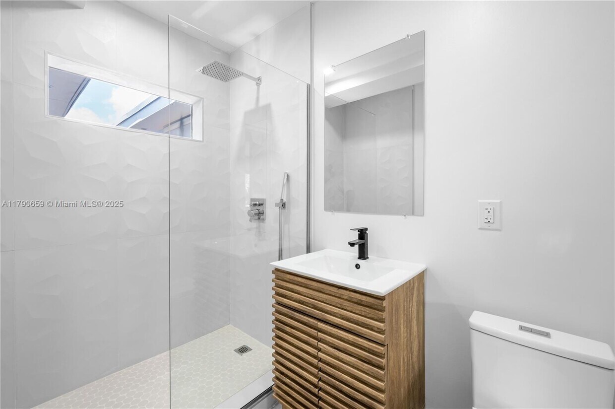 Foto del edificio - 551 NE 26th St