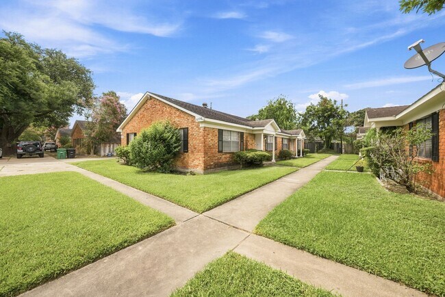 Foto del edificio - 5806 Clarewood Dr