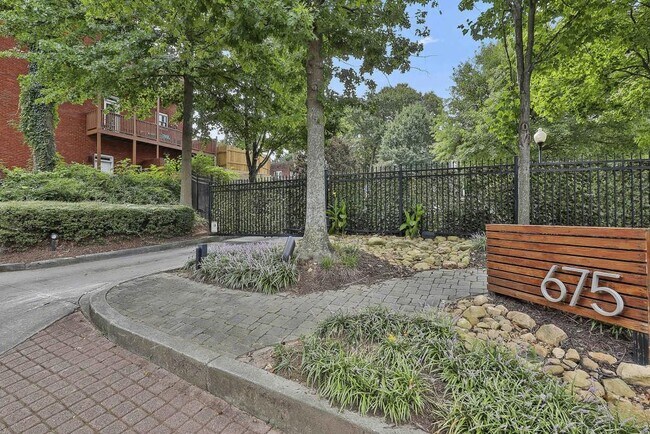Foto del edificio - 675 Greenwood Ave NE