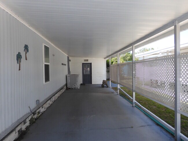 ESTACIONAMIENTO 2 VEHÍCULOS 3 - 7831 Sunrunner Dr