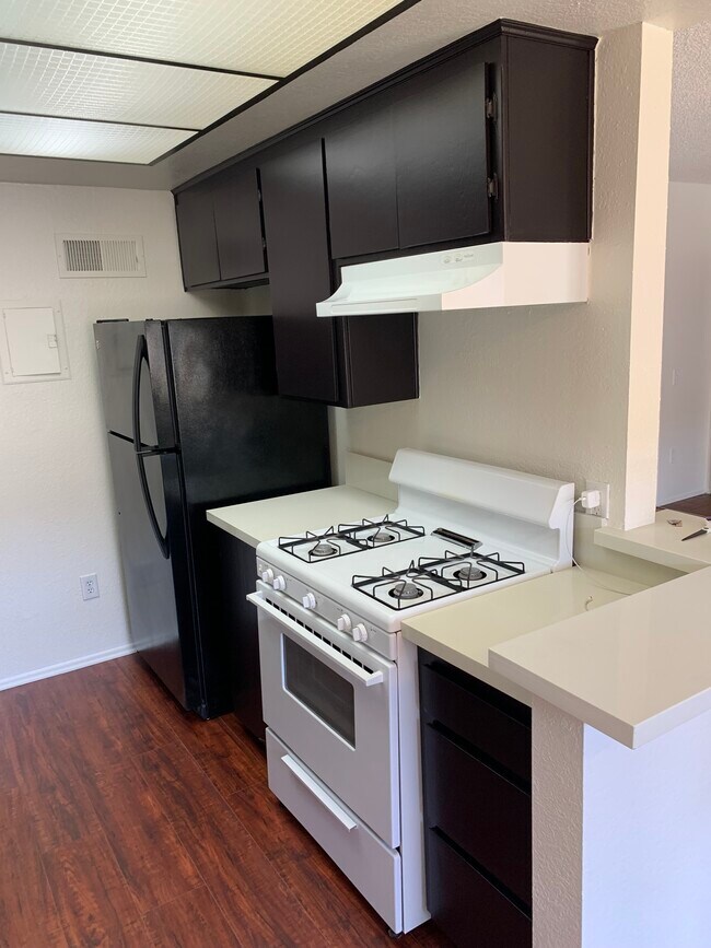 Kitchen - 6222 Woodman Ave