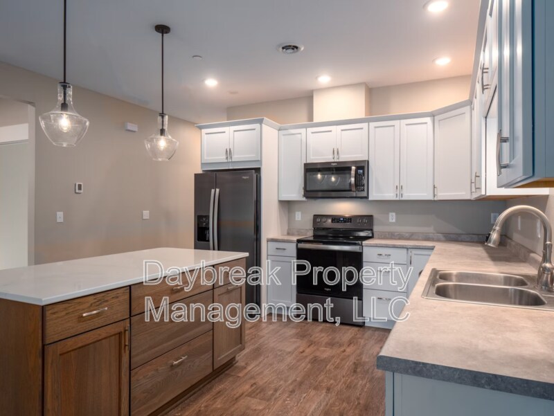 Foto del edificio - 628 Tree Farm Ln