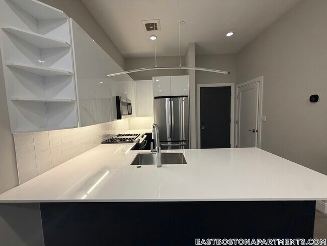 Foto del edificio - 656 Saratoga St