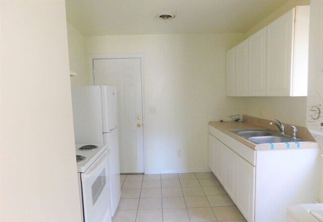 Foto del edificio - 1 bedroom/1 bathroom- Penniman Road
