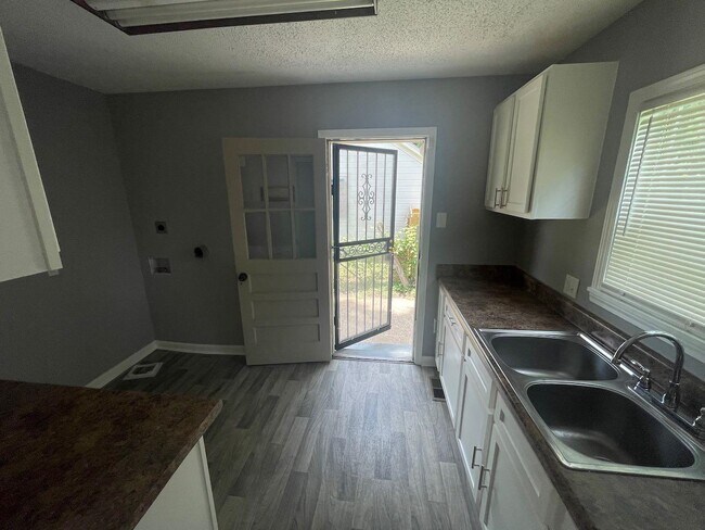 Foto del edificio - 3839 Maid Marian Ln