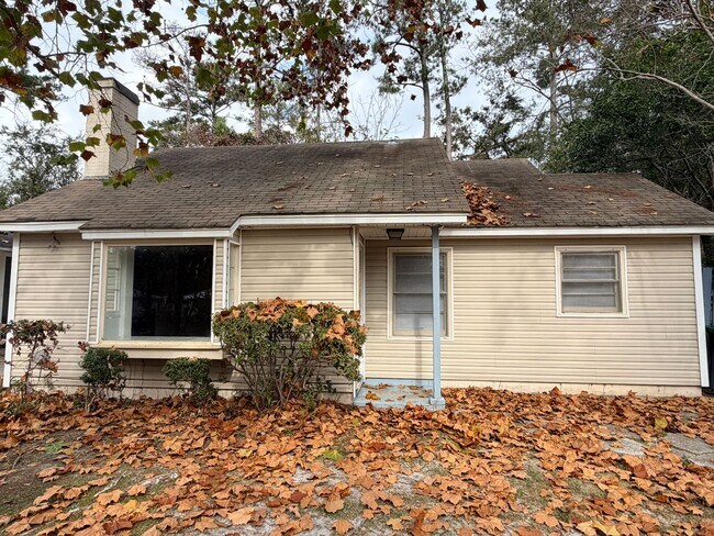 Building Photo - 2BD/1B Duplex off Baytree Road