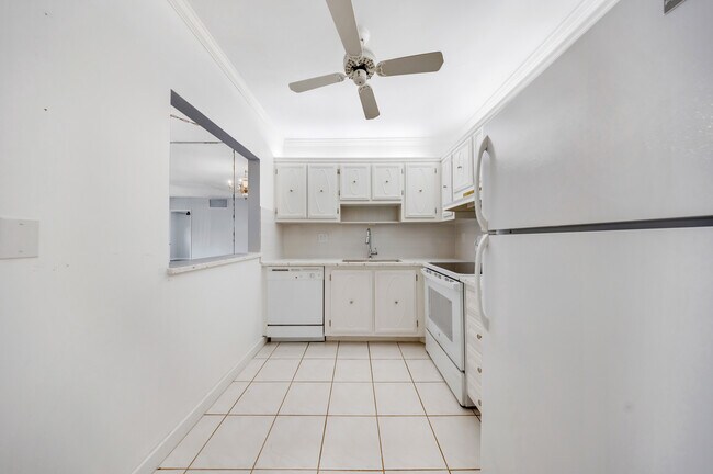Foto del edificio - 257 S Cypress Rd