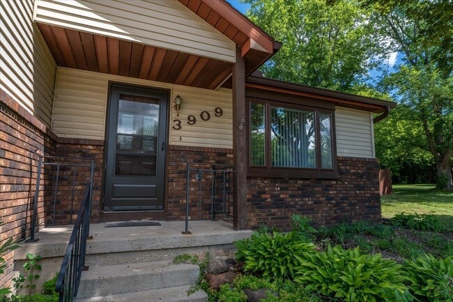 Building Photo - 3909 Patrick Henry Way
