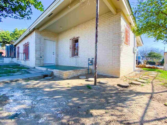 Building Photo - 1001 Okane St