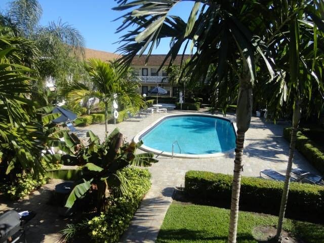 Piscina - 4050 NE 1st Ave