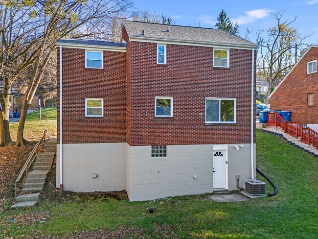 Building Photo - AVAILABLE NOW! STUNNING 3 BEDROOM IN PENN ...
