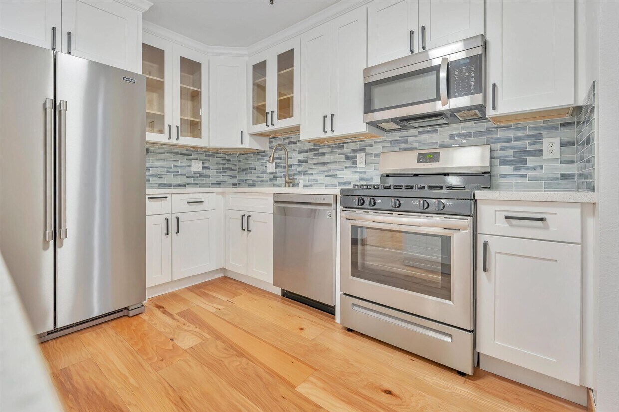 Foto principal - Main Floor Condo in Old Mill Community