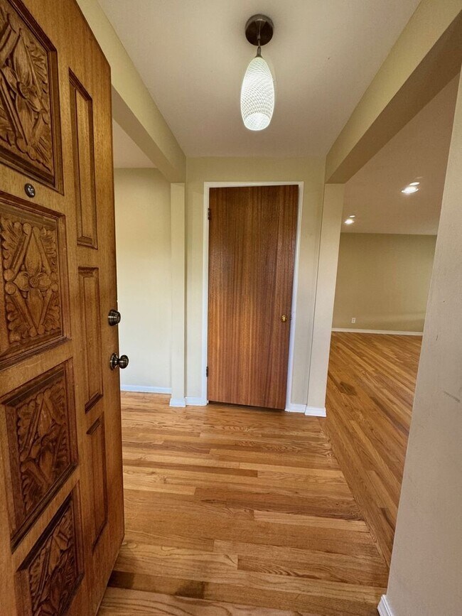 Foto del edificio - Charming rambler 2 bed 1 bath and office s...
