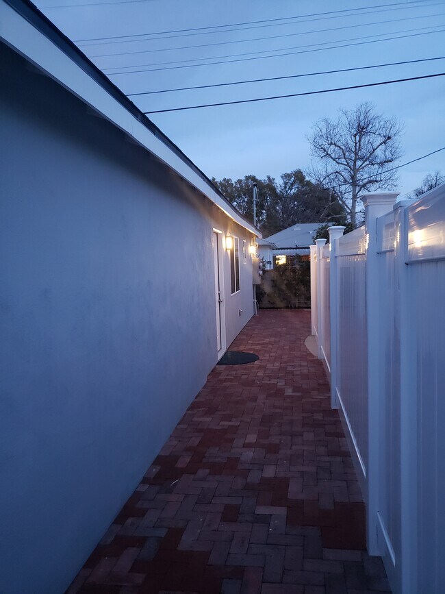 Entrada privada con su propio espacio y patio. - 7650 Ostrom Ave