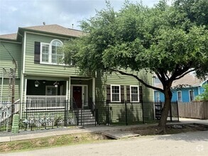 Building Photo - 1109 W 15th 1/2 St
