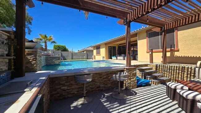 Foto del edificio - Must see to believe this backyard!