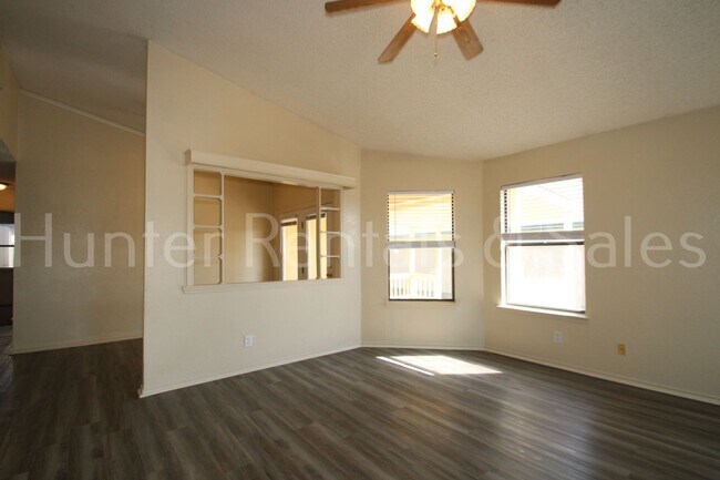 Foto del edificio - Features a Versatile Workshop Shed!