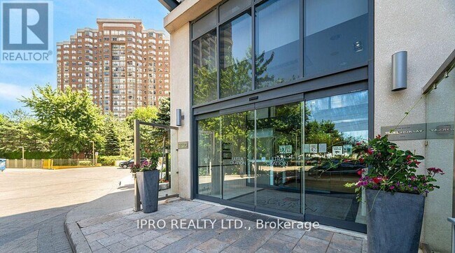 Photo du bâtiment - 330-1330 Burnhamthorpe Rd W