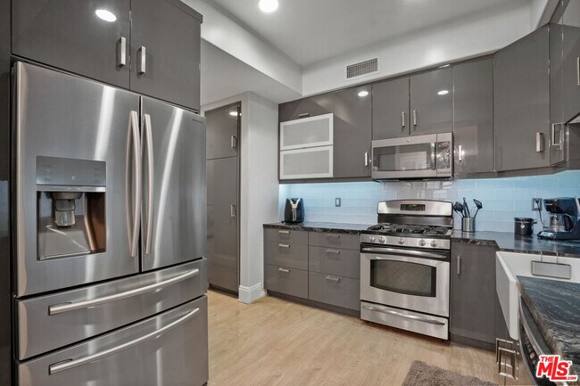 Building Photo - 16123 W Sunset Blvd