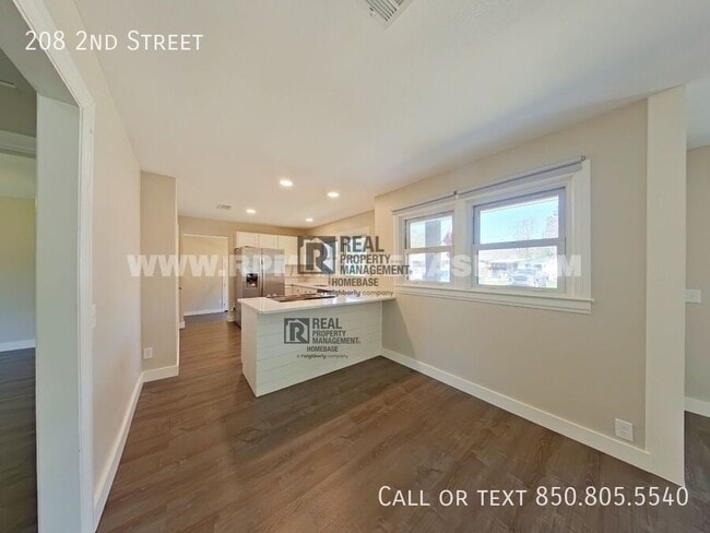 Building Photo - 208 2nd St