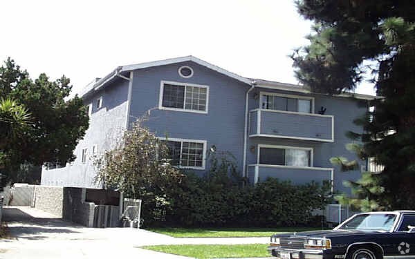 Building Photo - 17102 Chatsworth St
