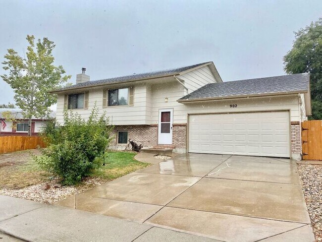 Building Photo - Large 4 Bedroom/2 Bath Bi-Level Home with ...