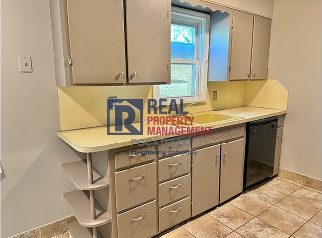 Building Photo - 2 bedroom 2 bath home - dettached garage n...
