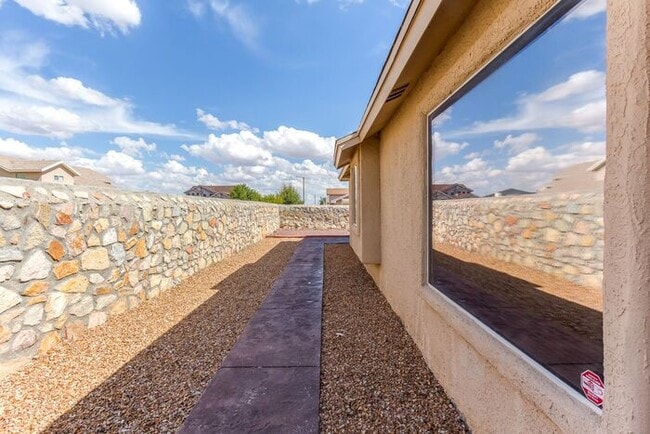 Foto del edificio - Refreshing 3 Bedroom Property with REFRIGERATED AIR 20 minute drive to Fort Bliss