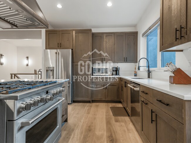 Building Photo - Luxury 5 Bedroom Single Family Home